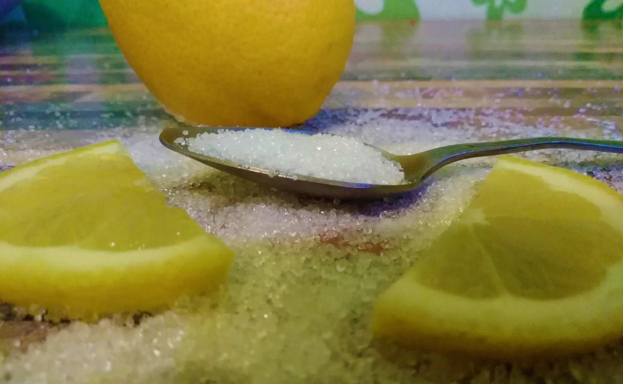 Как подкислить воду для волос лимоном или уксусом