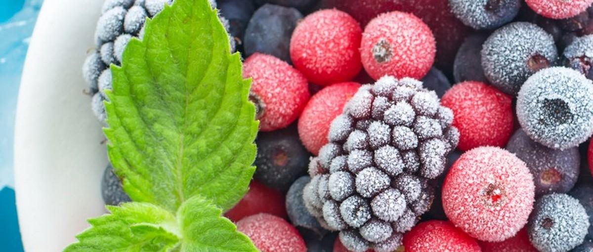 Замороженные фрукты какие. Замороженные фрукты и ягоды. Ягода свежемороженая. Замороженные овощи и ягоды. Заморозка ягод.