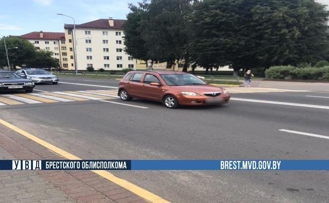 На пешеходном переходе в Ивацевичах автомобиль сбил велосипедиста