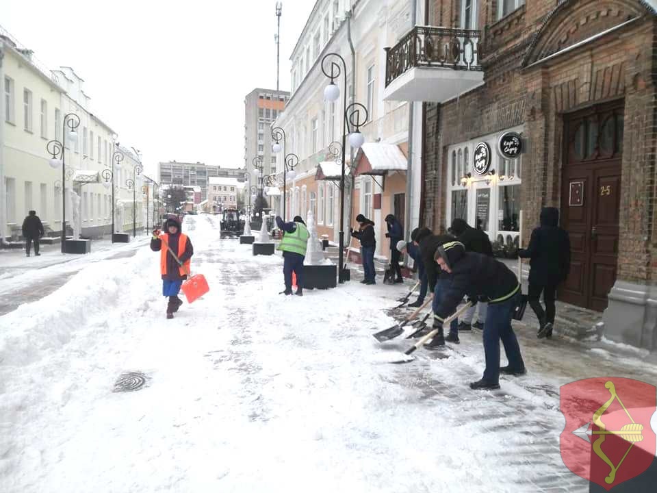 Пинскую пешеходку помогает чистить от снега молодежь