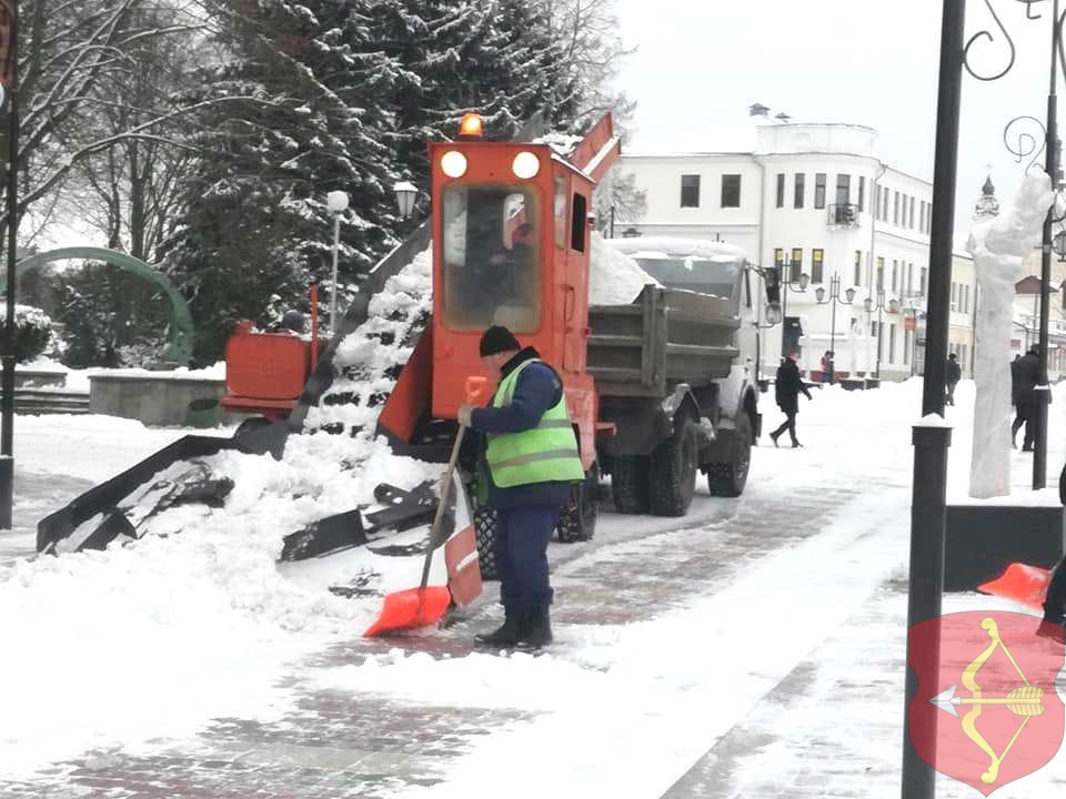 Пинскую пешеходку помогает чистить от снега молодежь