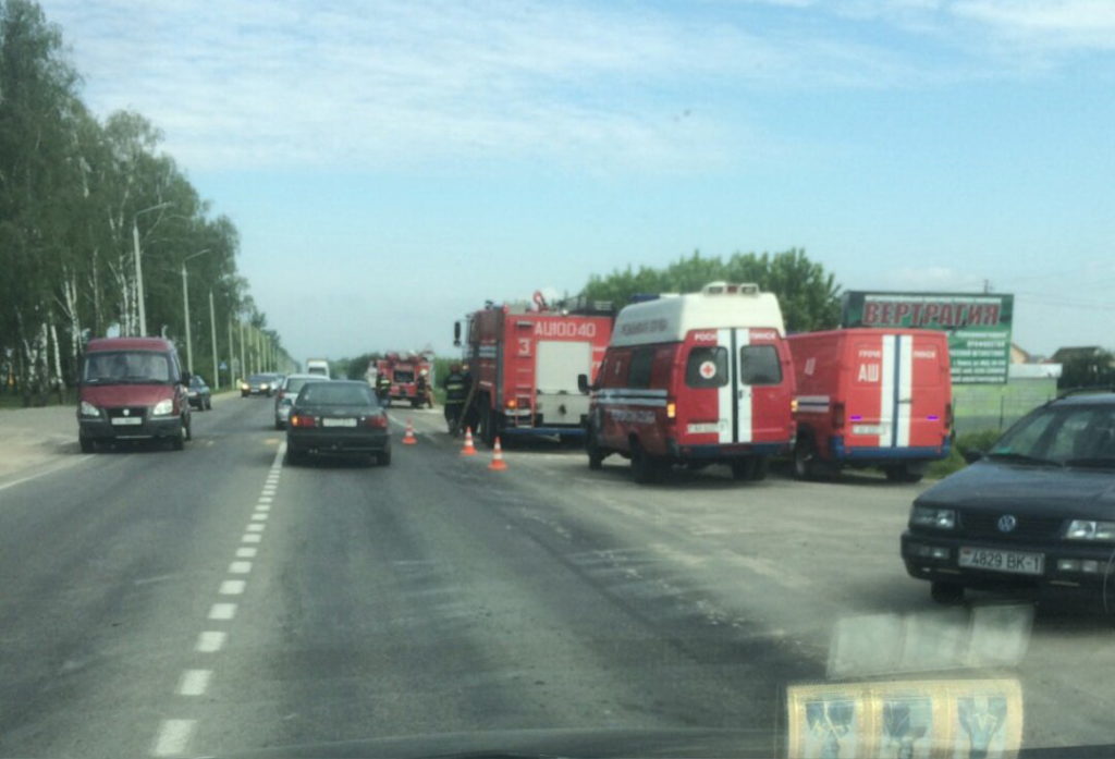 Пьяного водителя, совершившего ДТП в Пинском районе, приковали наручниками к дорожному знаку