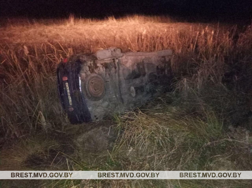 В Пинском районе перевернулся автомобиль