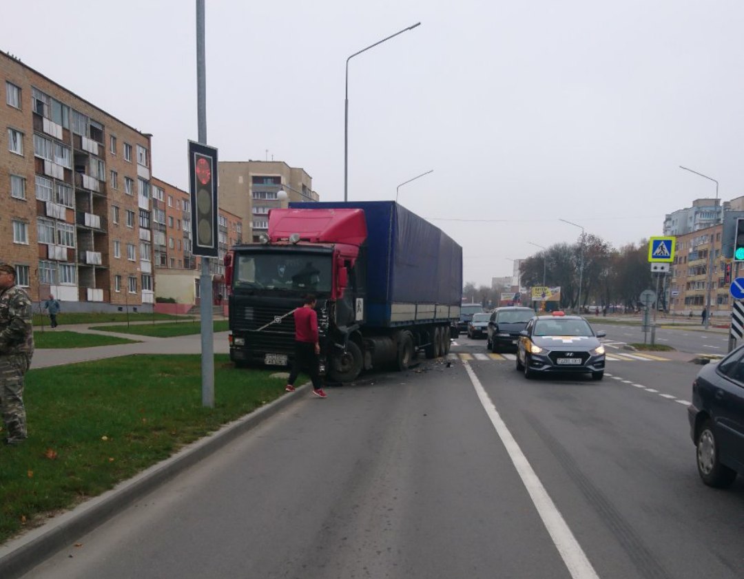 Субботнее ДТП в Пинске: фура догнала легковой автомобиль