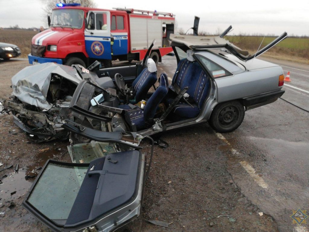 Жесткое ДТП под Пинском: спасатели срезали крышу автомобиля, чтобы вытащить водителя