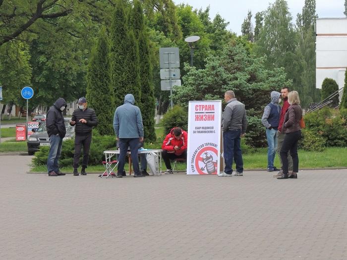 О чем говорят люди в очереди на пикете в Пинске