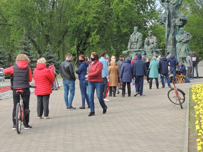 О чем говорят люди в очереди на пикете в Пинске