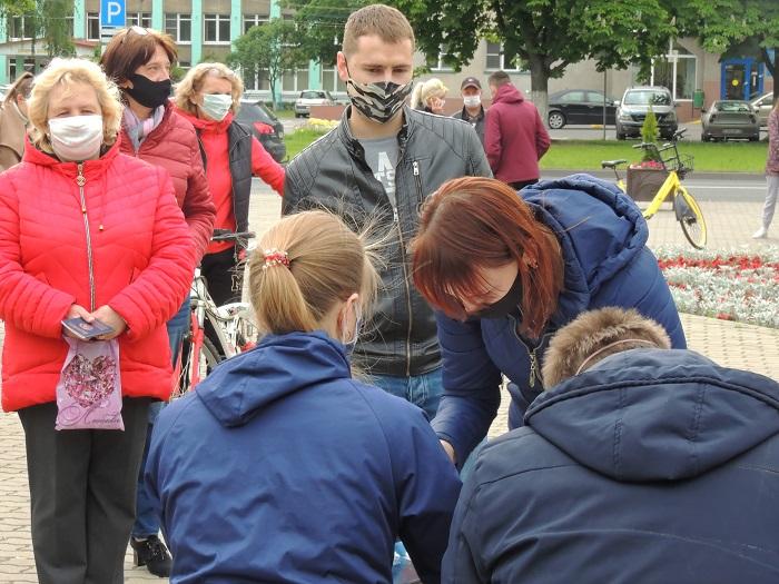 О чем говорят люди в очереди на пикете в Пинске