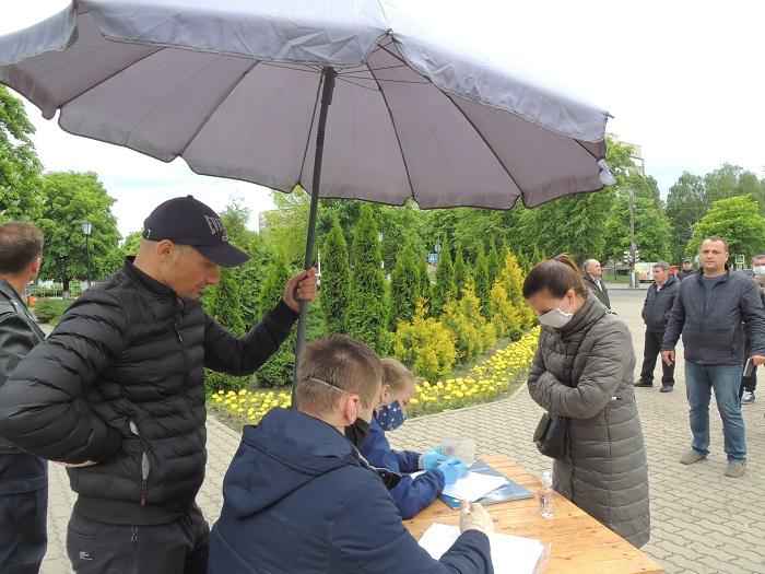 О чем говорят люди в очереди на пикете в Пинске